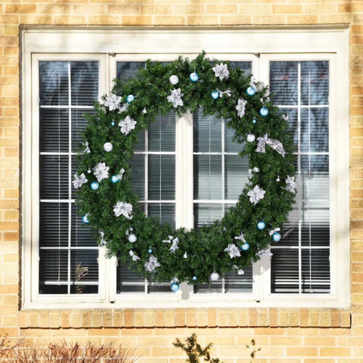 60 In Pre-Lit Artificial Christmas Wreath